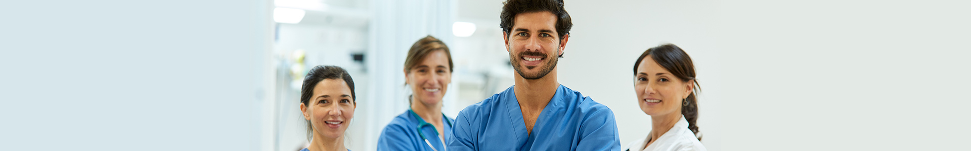 Un groupe de personnel soignant souriants - Médecins et infirmières