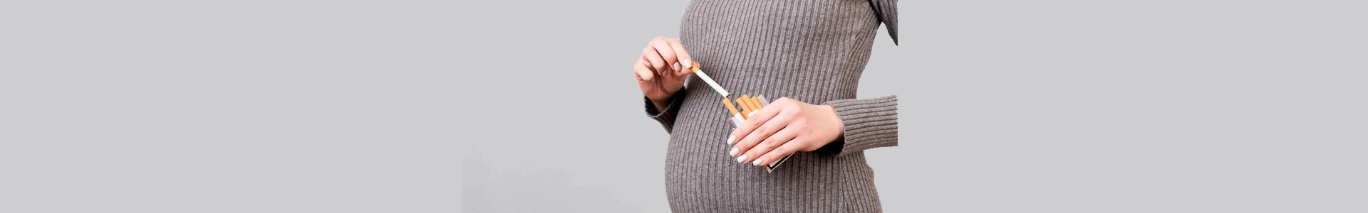 Femme enceinte qui prend une cigarette dans un paquet