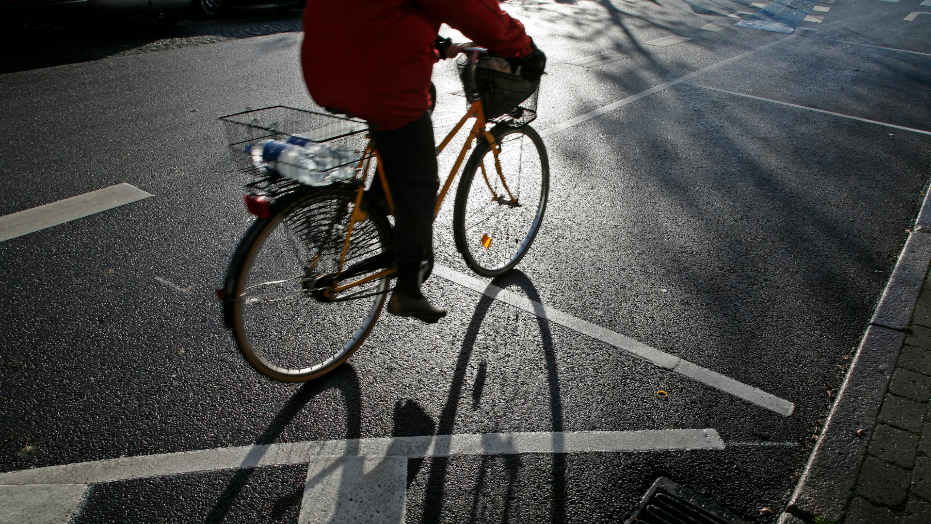 Une personne en vélo